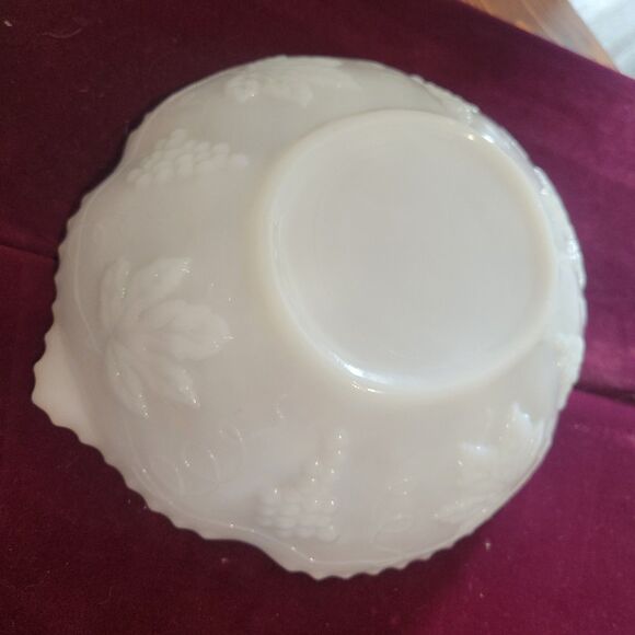 Vintage Anchor Hocking White Milk Glass Dish Bowl Embossed Grapes with Gold Trim - Picture 3 of 11